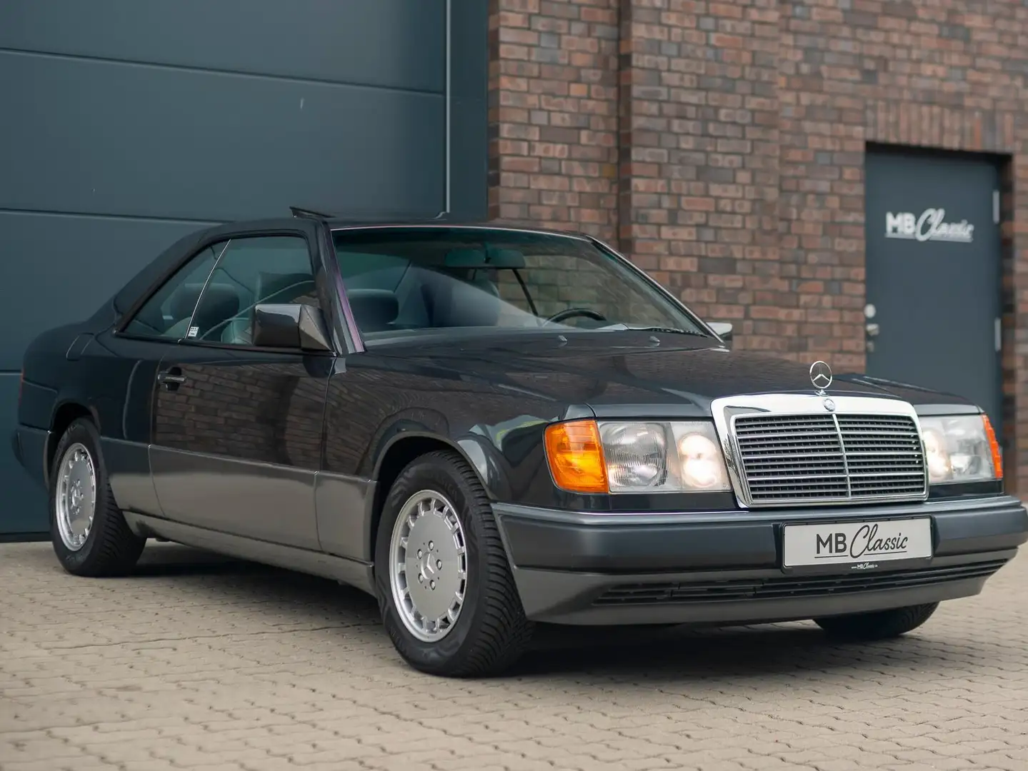 Mercedes-Benz 300 CE-24, Autm., 89tKM, Erstlack, H-Zul., Scheckheft Schwarz - 2