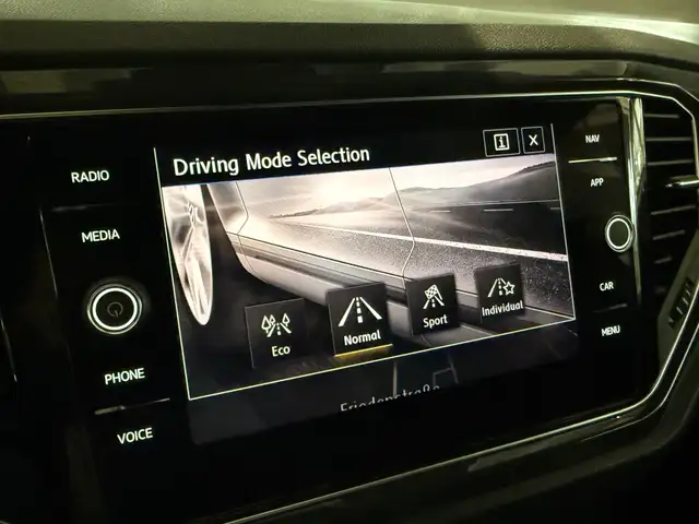 Volkswagen T-Roc view 9