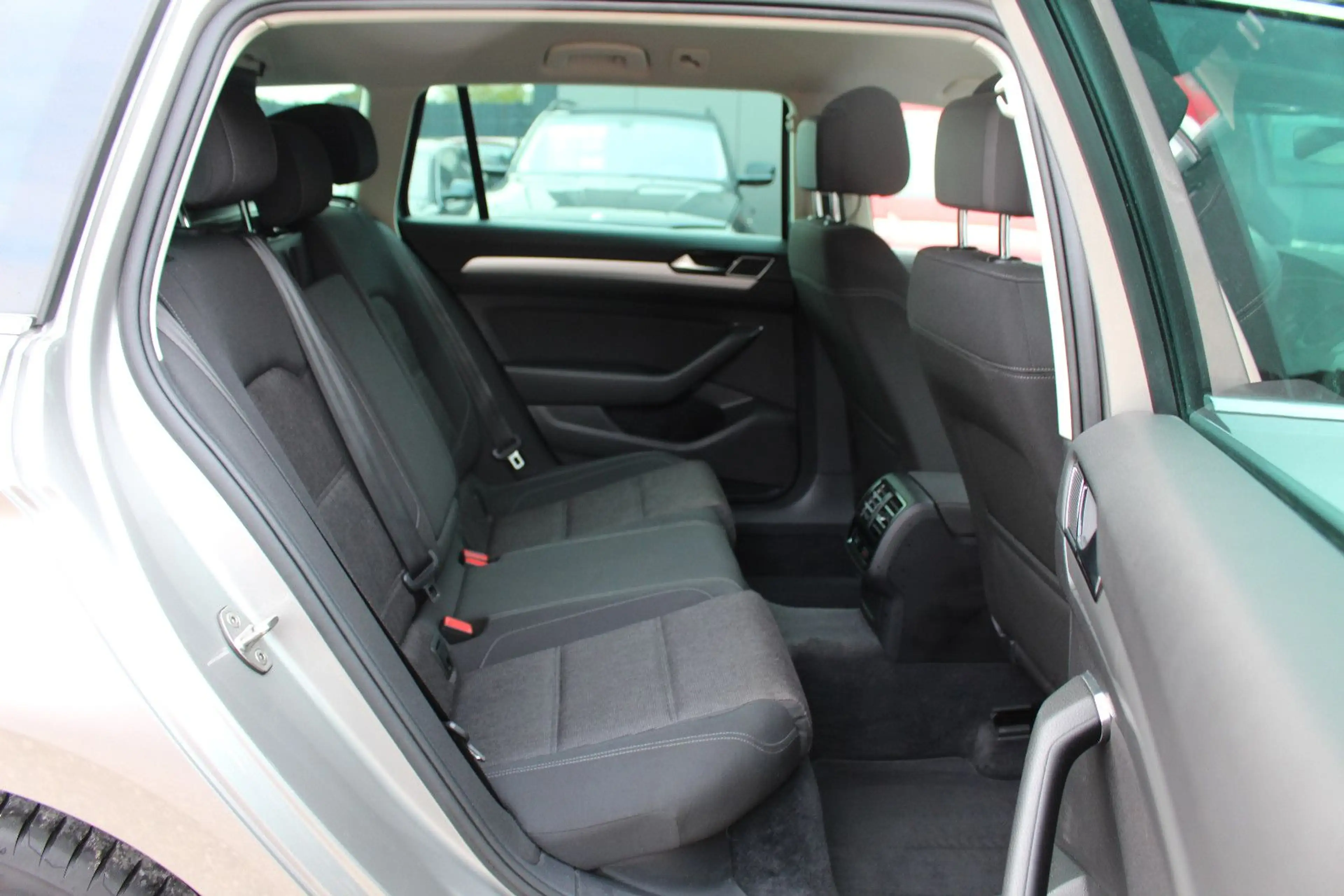 Volkswagen Passat Variant Passat *S.Heft*Navi*AHK 2t*SHZ*Tempomat*APP*PDC* — photo 10
