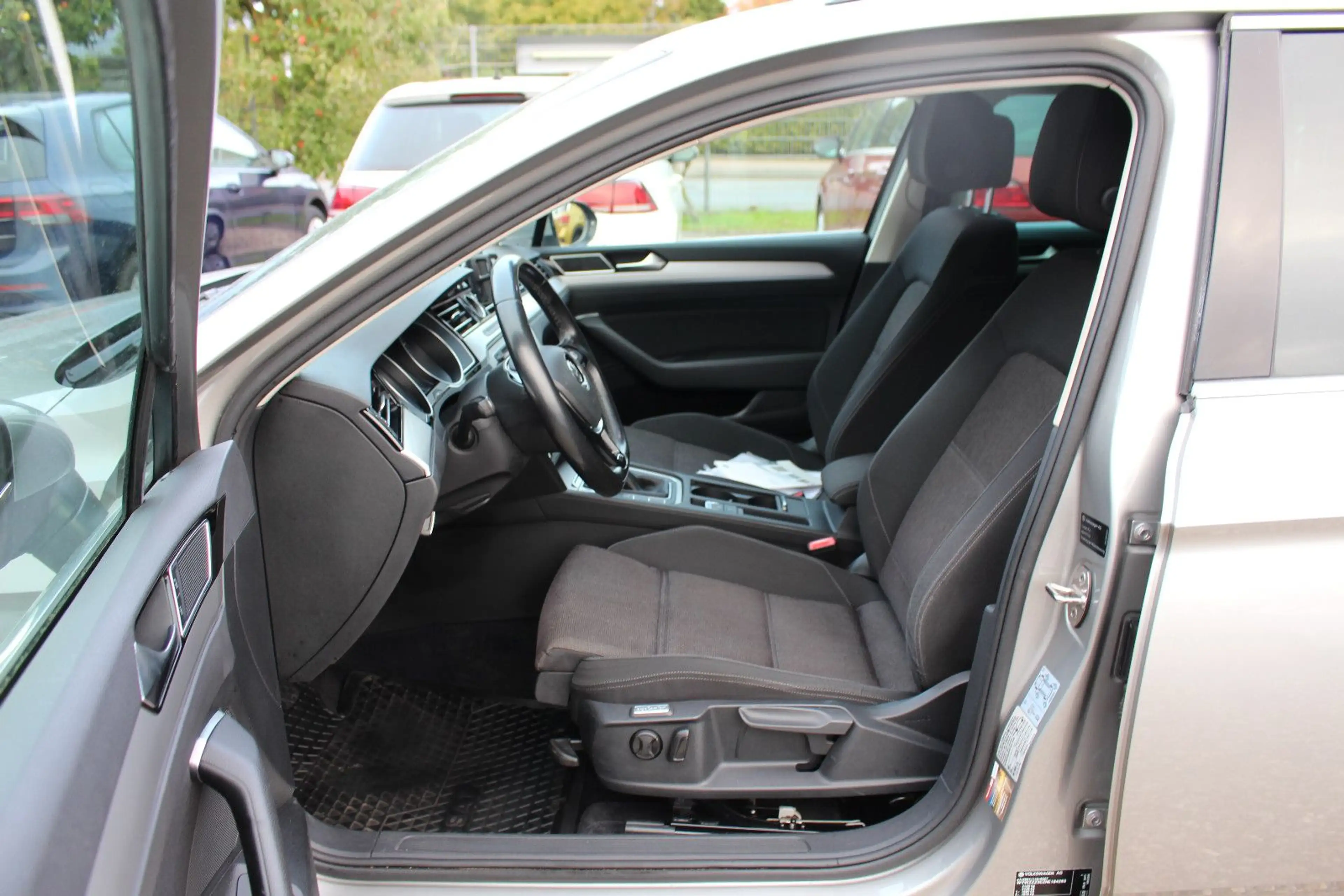 Volkswagen Passat Variant Passat *S.Heft*Navi*AHK 2t*SHZ*Tempomat*APP*PDC* — photo 7