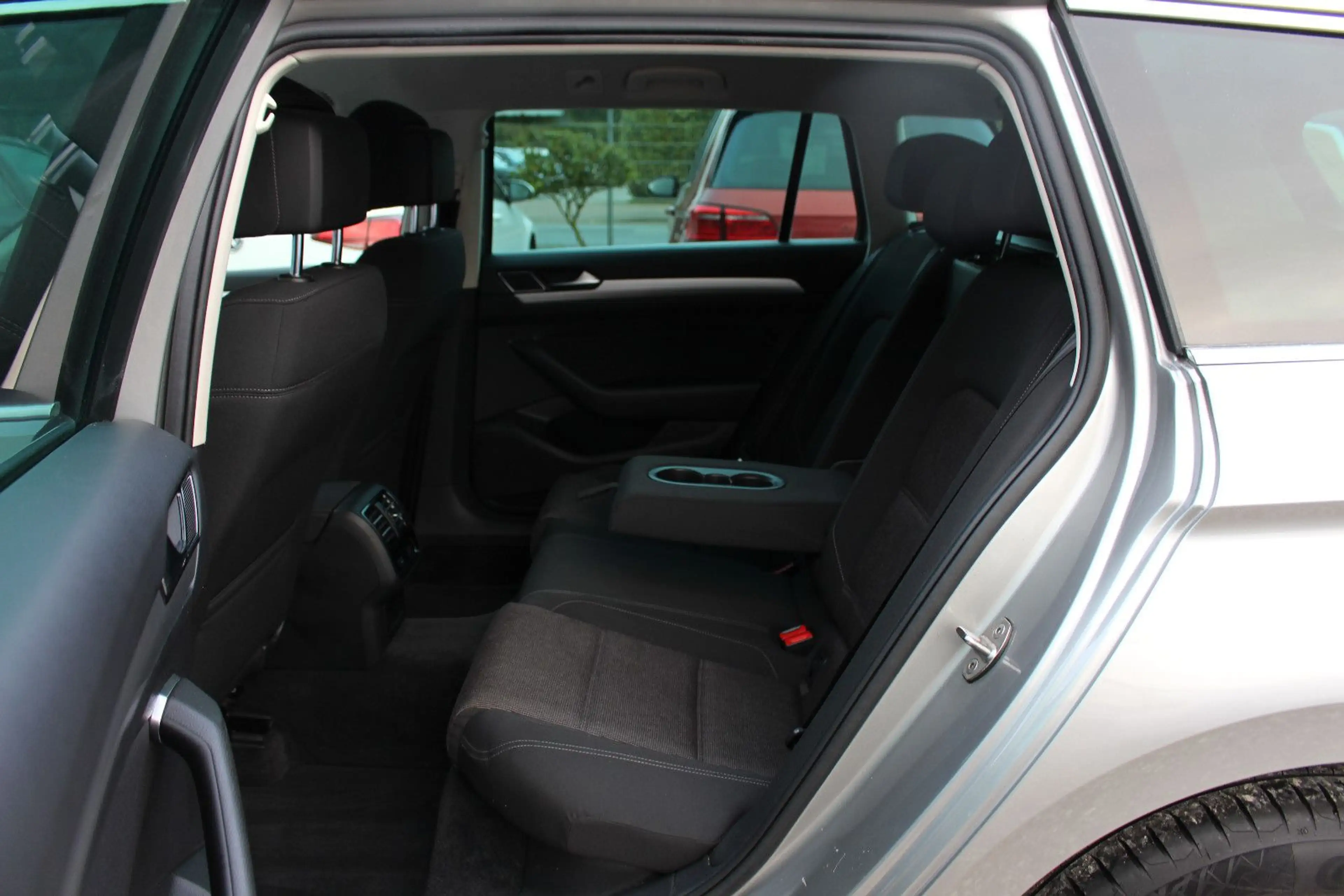 Volkswagen Passat Variant Passat *S.Heft*Navi*AHK 2t*SHZ*Tempomat*APP*PDC* — photo 12
