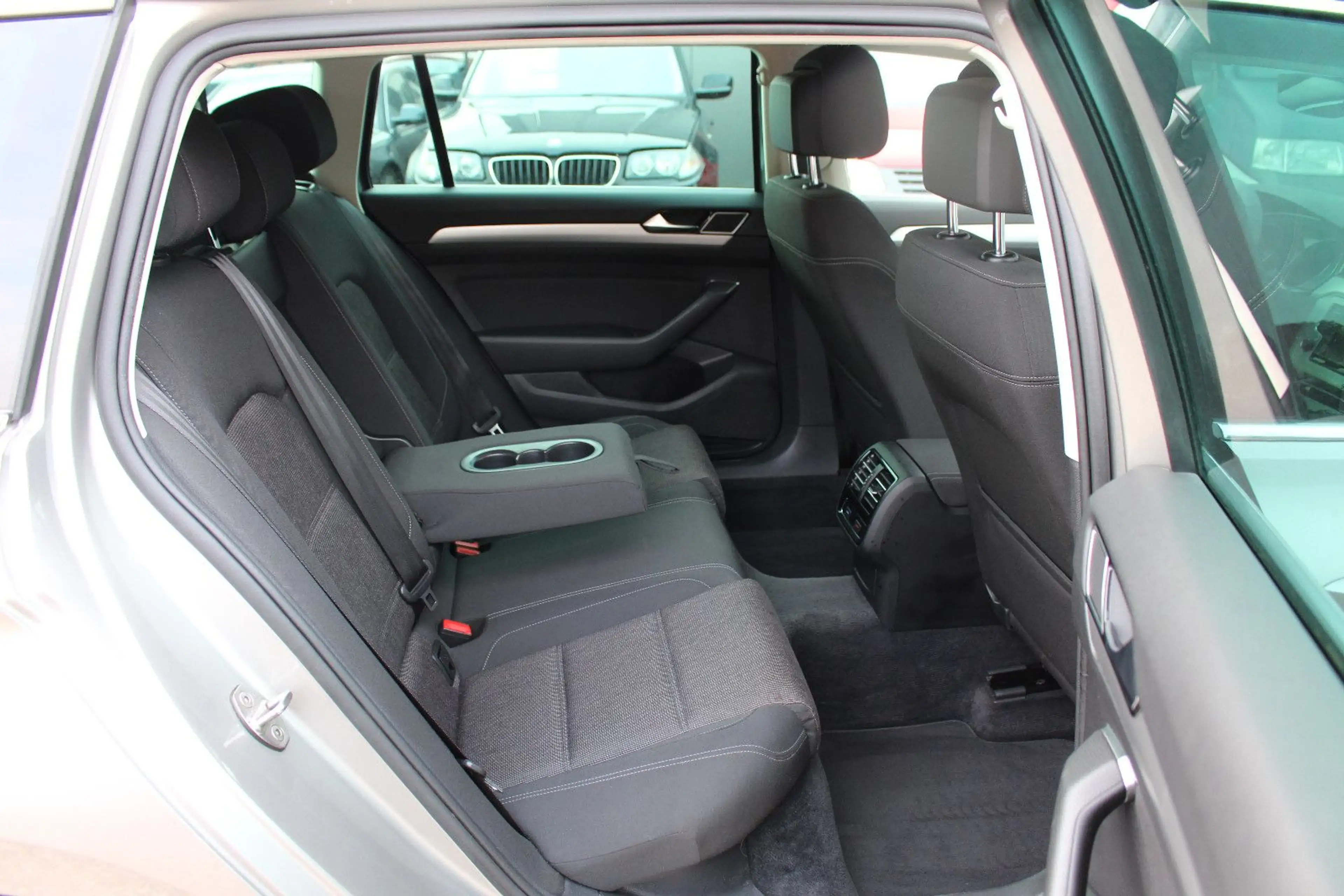 Volkswagen Passat Variant Passat *S.Heft*Navi*AHK 2t*SHZ*Tempomat*APP*PDC* — photo 9