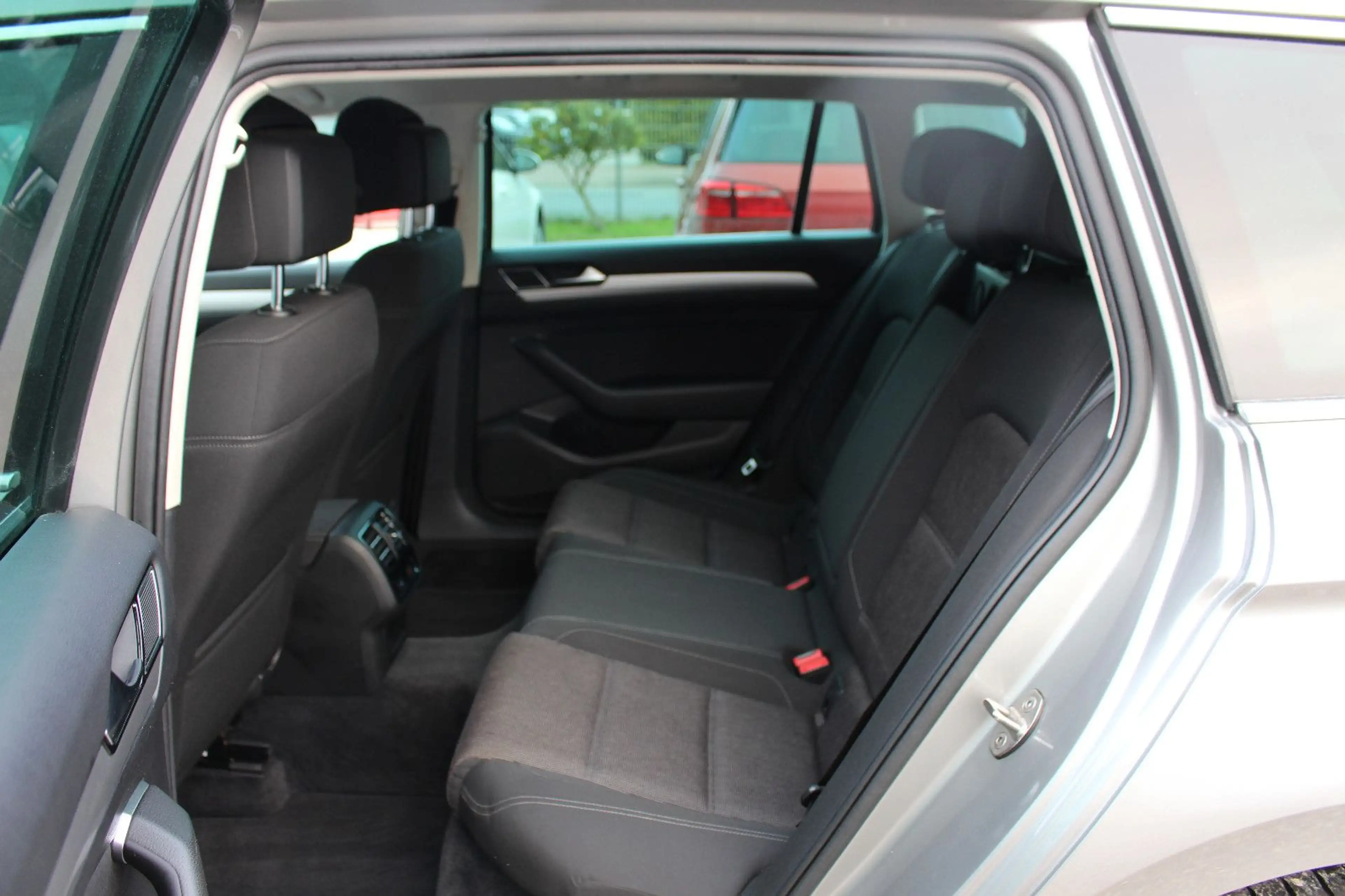Volkswagen Passat Variant Passat *S.Heft*Navi*AHK 2t*SHZ*Tempomat*APP*PDC* — photo 11