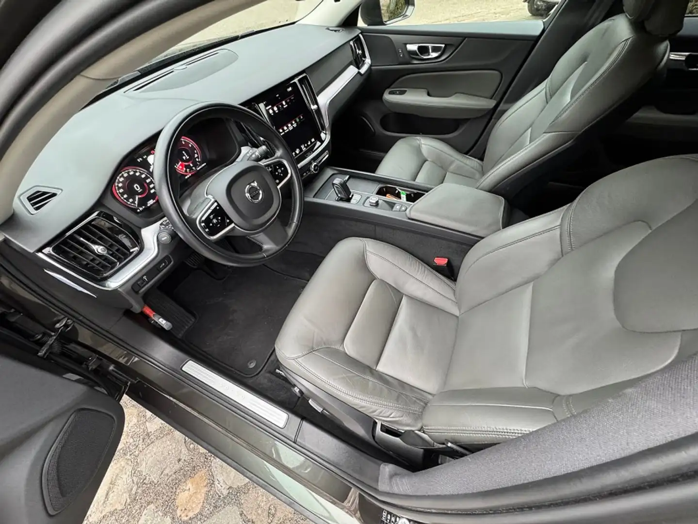 Volvo V60 2.0 B3 163pk autom Momentum Advantage ecc,leer,lmv Gris - 2