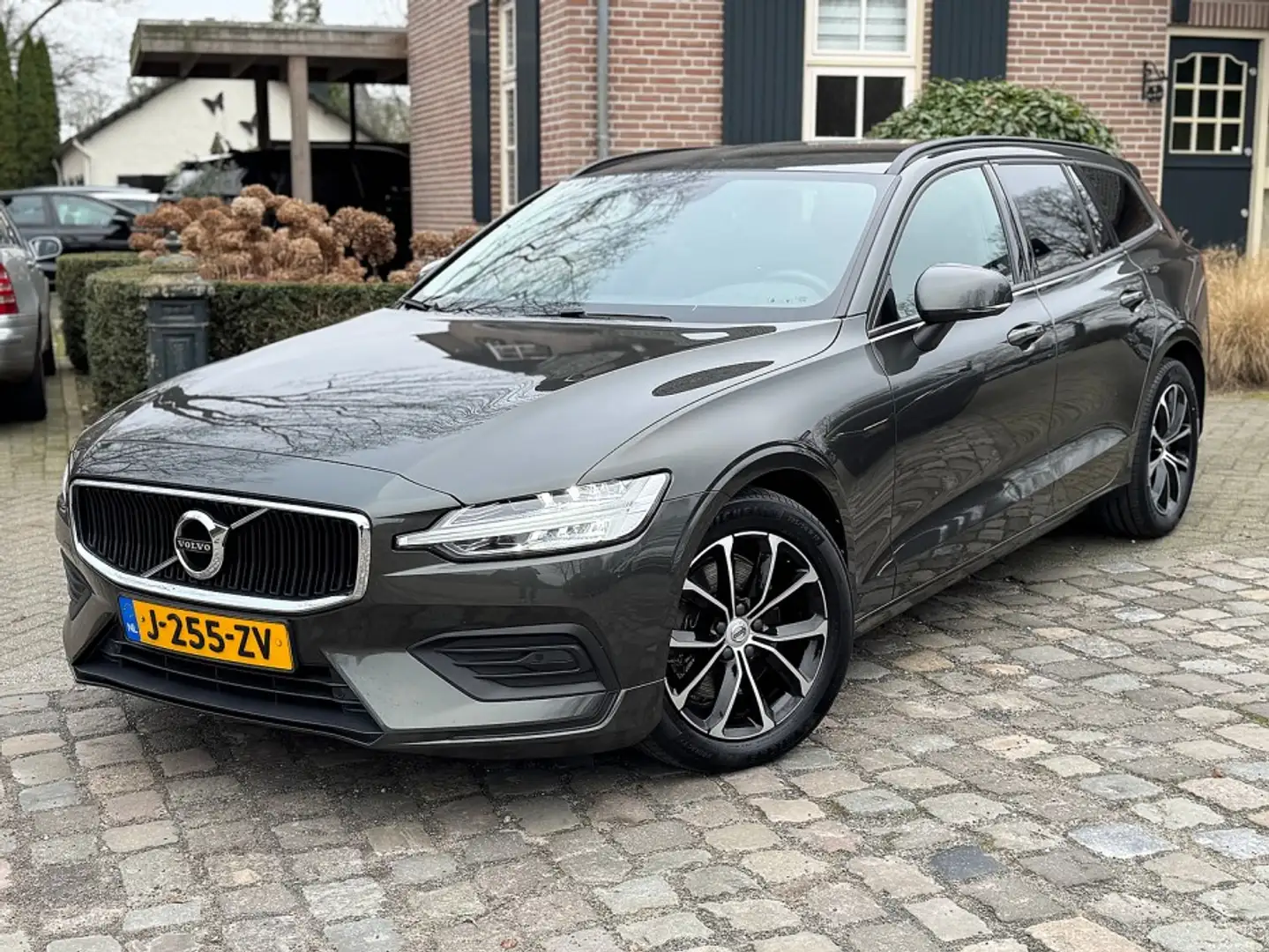Volvo V60 2.0 B3 163pk autom Momentum Advantage ecc,leer,lmv Gris - 1
