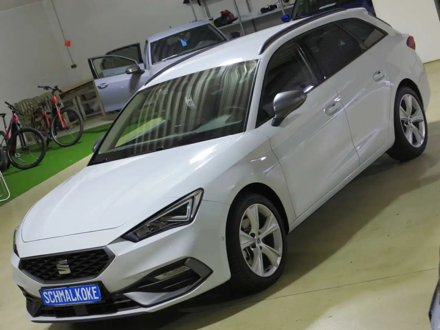 SEAT Leon Sportstourer 2.0 TDI SCR DSG7 FR Navi DAB Weiß - 2