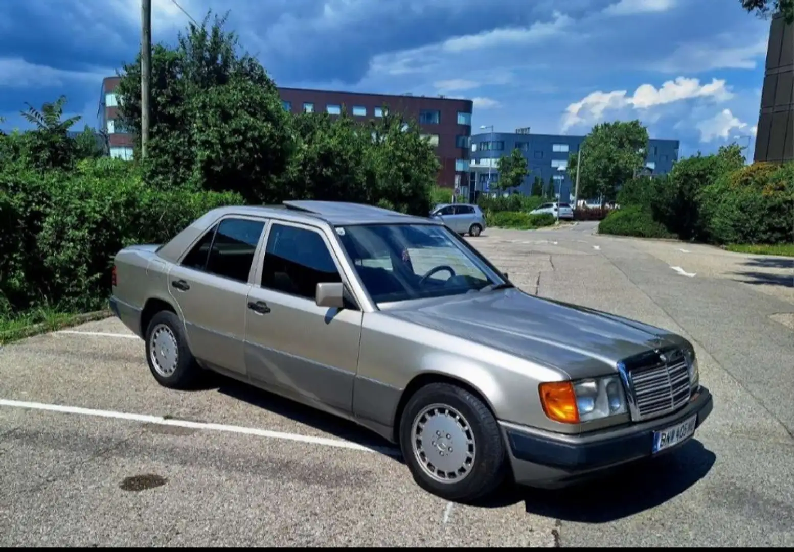 Mercedes-Benz 230 E - 1
