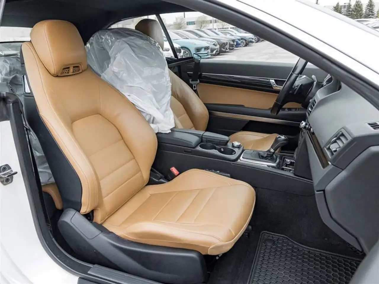 Mercedes-Benz E-Class снимка Mercedes-Benz E-Class