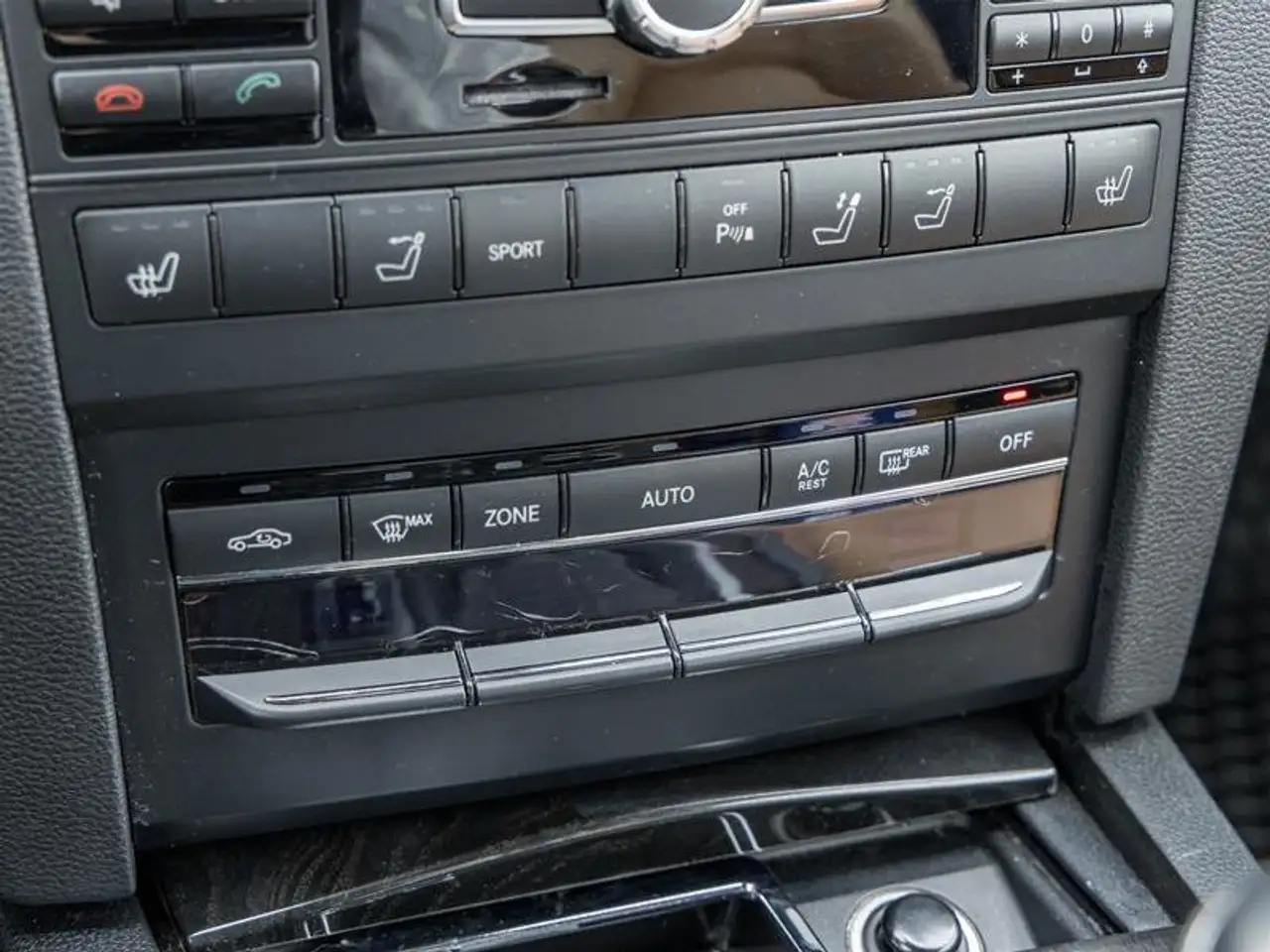 Mercedes-Benz E-Class снимка Mercedes-Benz E-Class