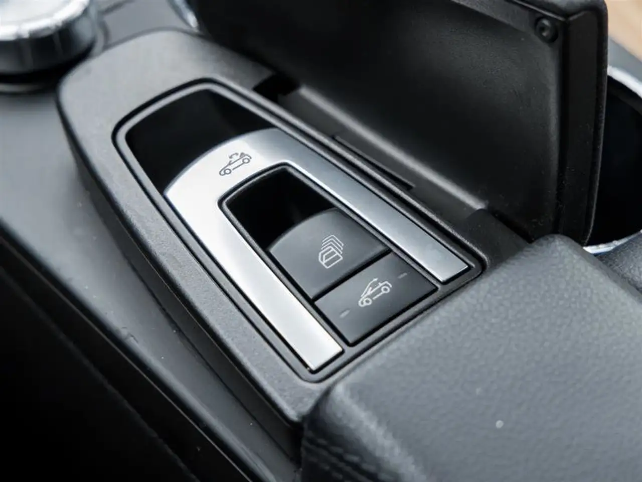 Mercedes-Benz E-Class снимка Mercedes-Benz E-Class