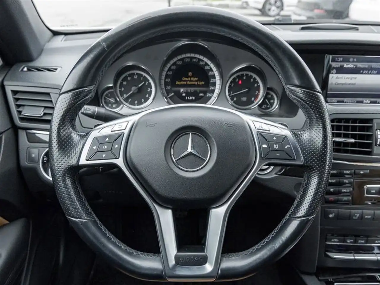 Mercedes-Benz E-Class снимка Mercedes-Benz E-Class