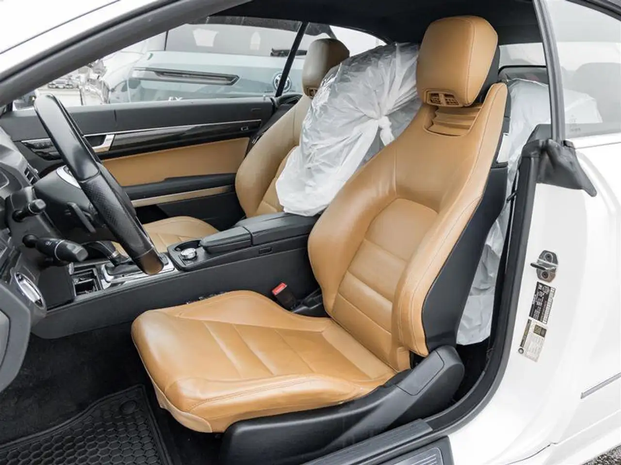 Mercedes-Benz E-Class снимка Mercedes-Benz E-Class