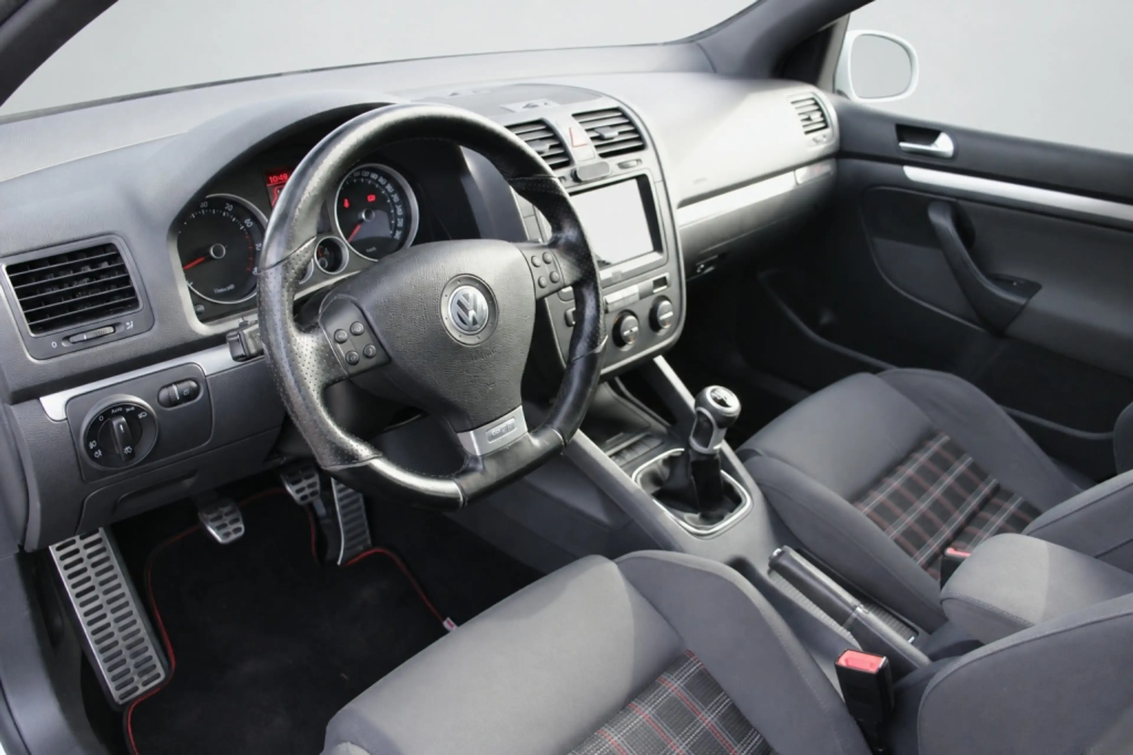 Volkswagen Golf GTI 2.0 TFSI — photo 14