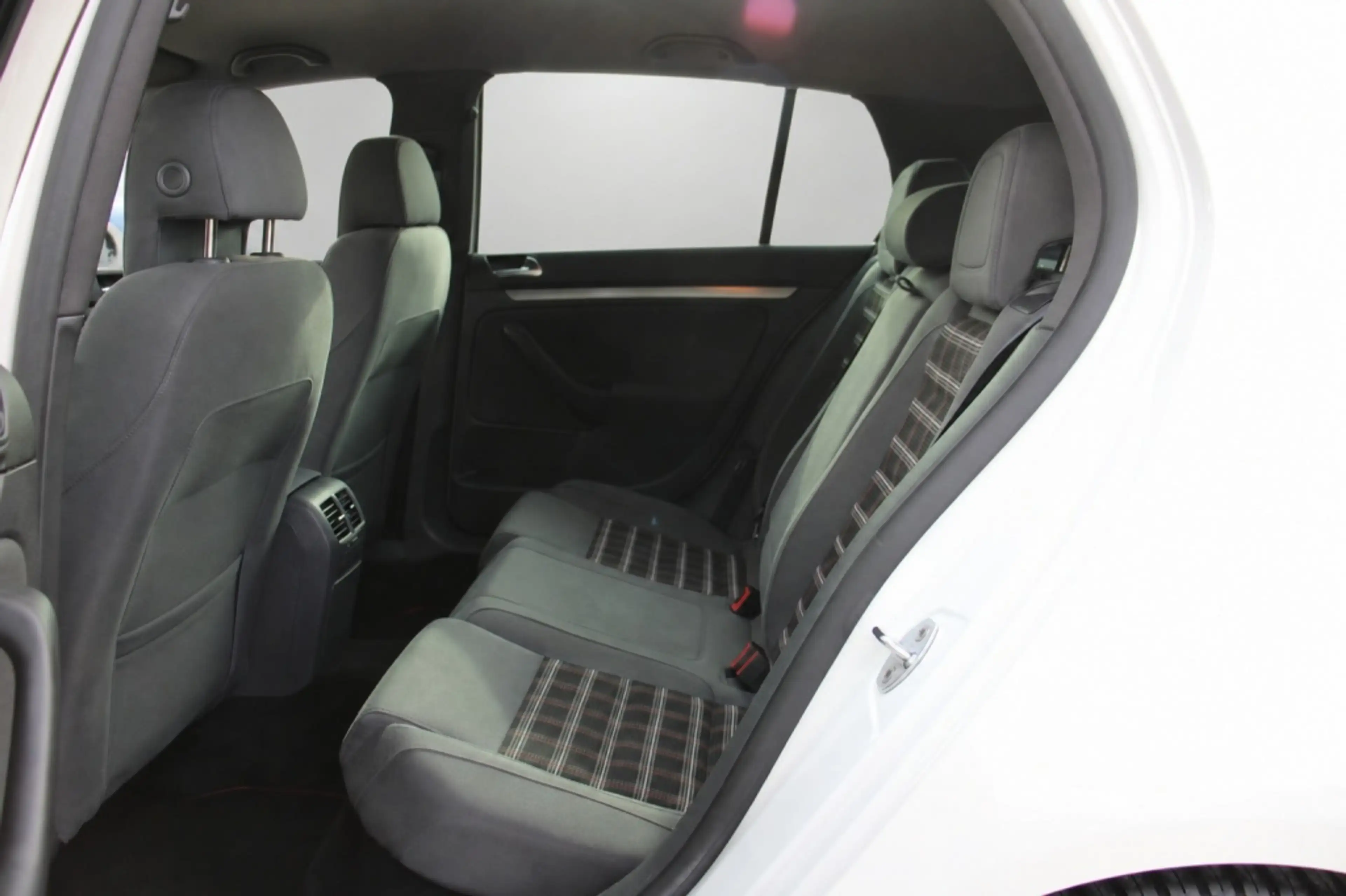 Volkswagen Golf GTI 2.0 TFSI — photo 10