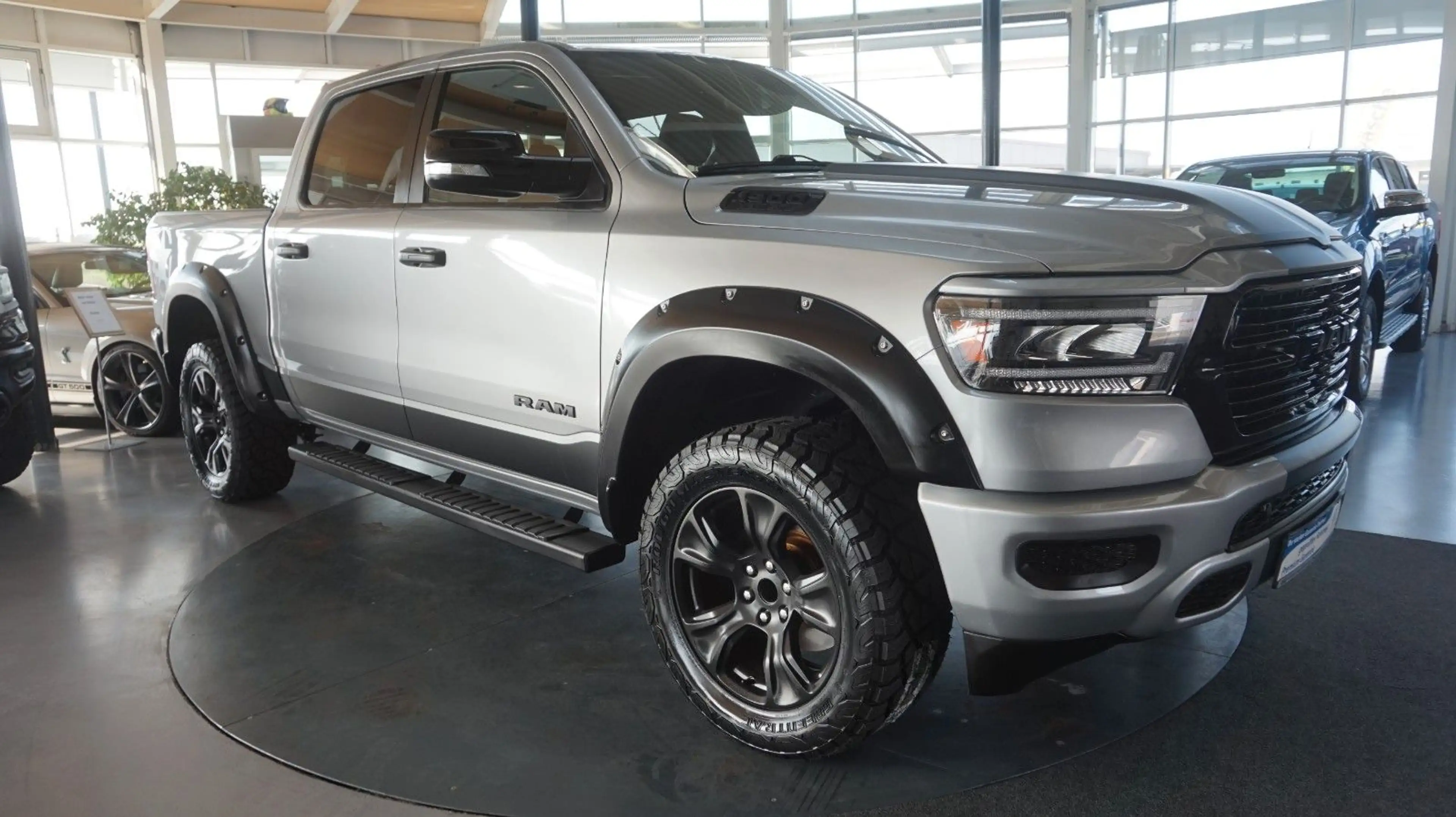 Dodge RAM 1500 HEMI 5.7l Crew-Cab*4x4*Navi*Alu20* — photo 4