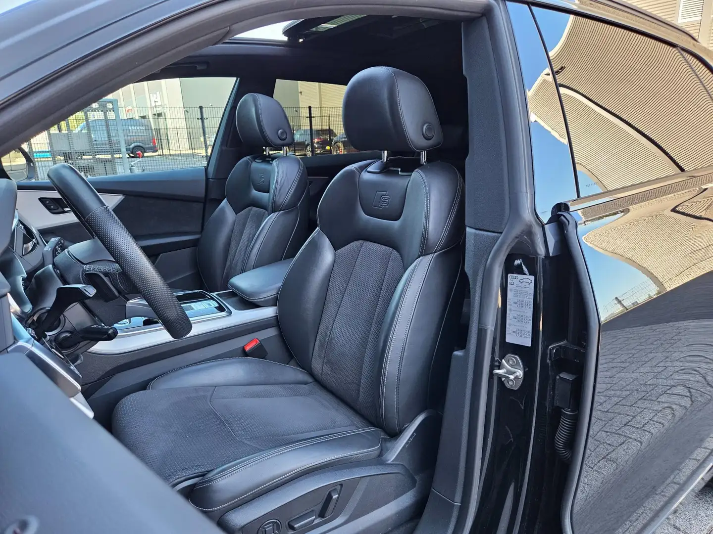 Audi Q8 55 TFSI e Quattro 3x S line Panodak Luchtvering 36 Zwart - 2