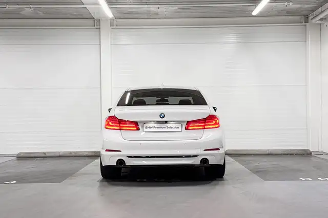BMW 5 Series view 8