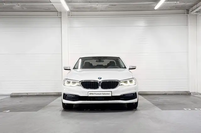 BMW 5 Series view 6
