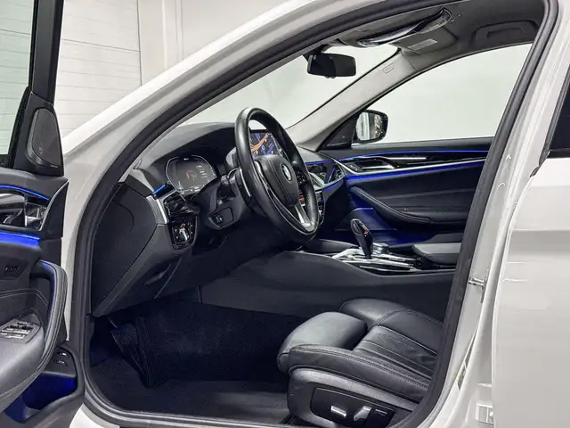 BMW 5 Series view 9