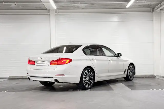 BMW 5 Series view 7