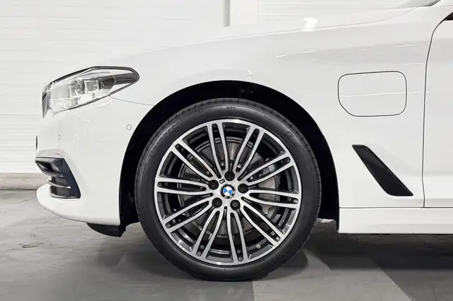 BMW 5 Series view 5