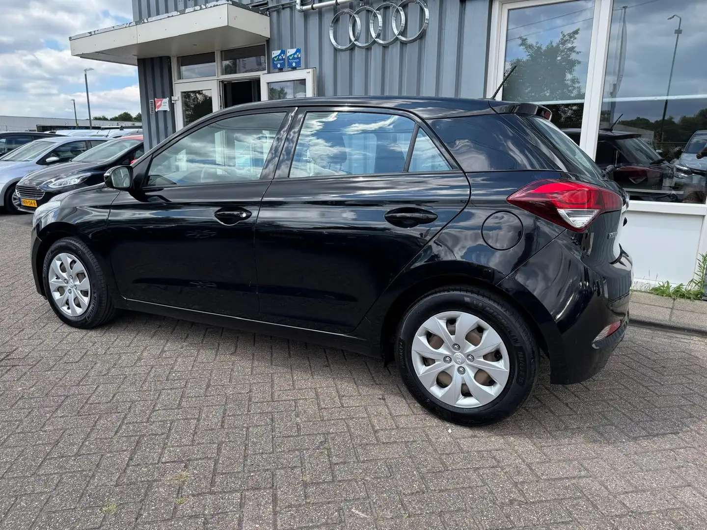 Hyundai i20 1.2 HP i-Motion Comfort Zwart - 2