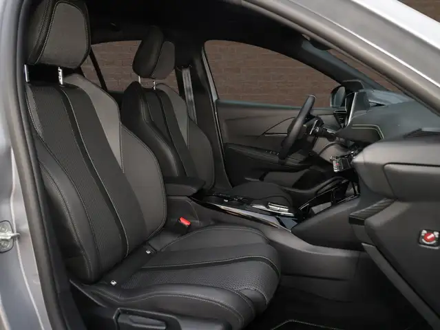 Peugeot 208 view 9