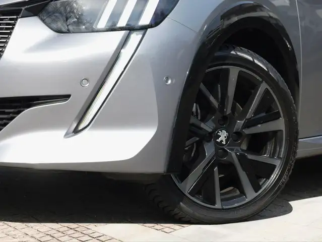 Peugeot 208 view 5