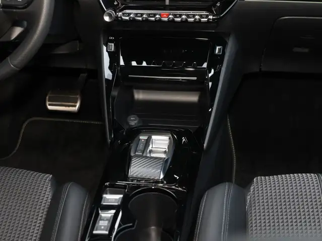 Peugeot 208 view 11