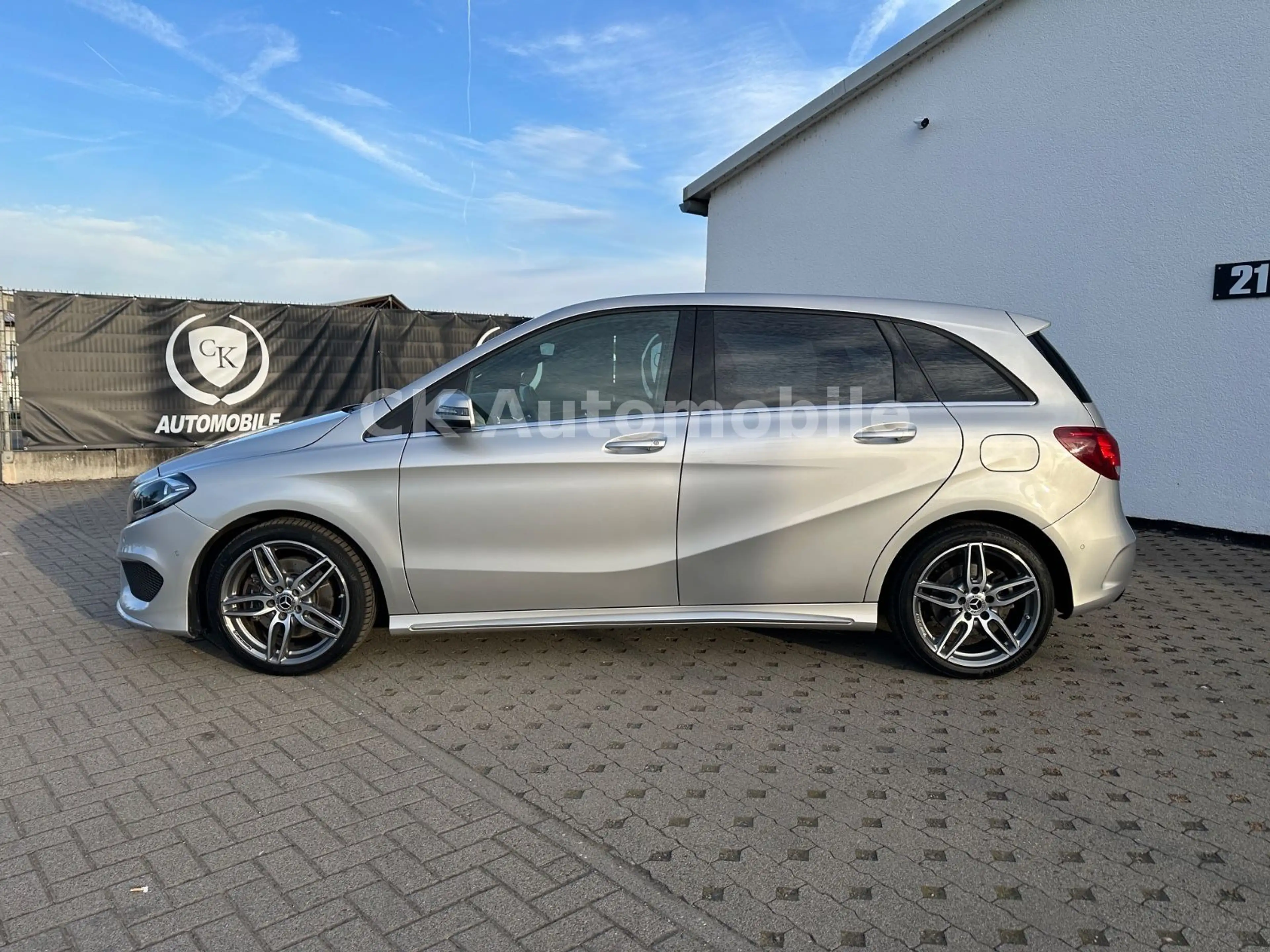 Mercedes-Benz B 220 4Matic AMG-Line/Navi/Tempomat/PDC/AHK — photo 8