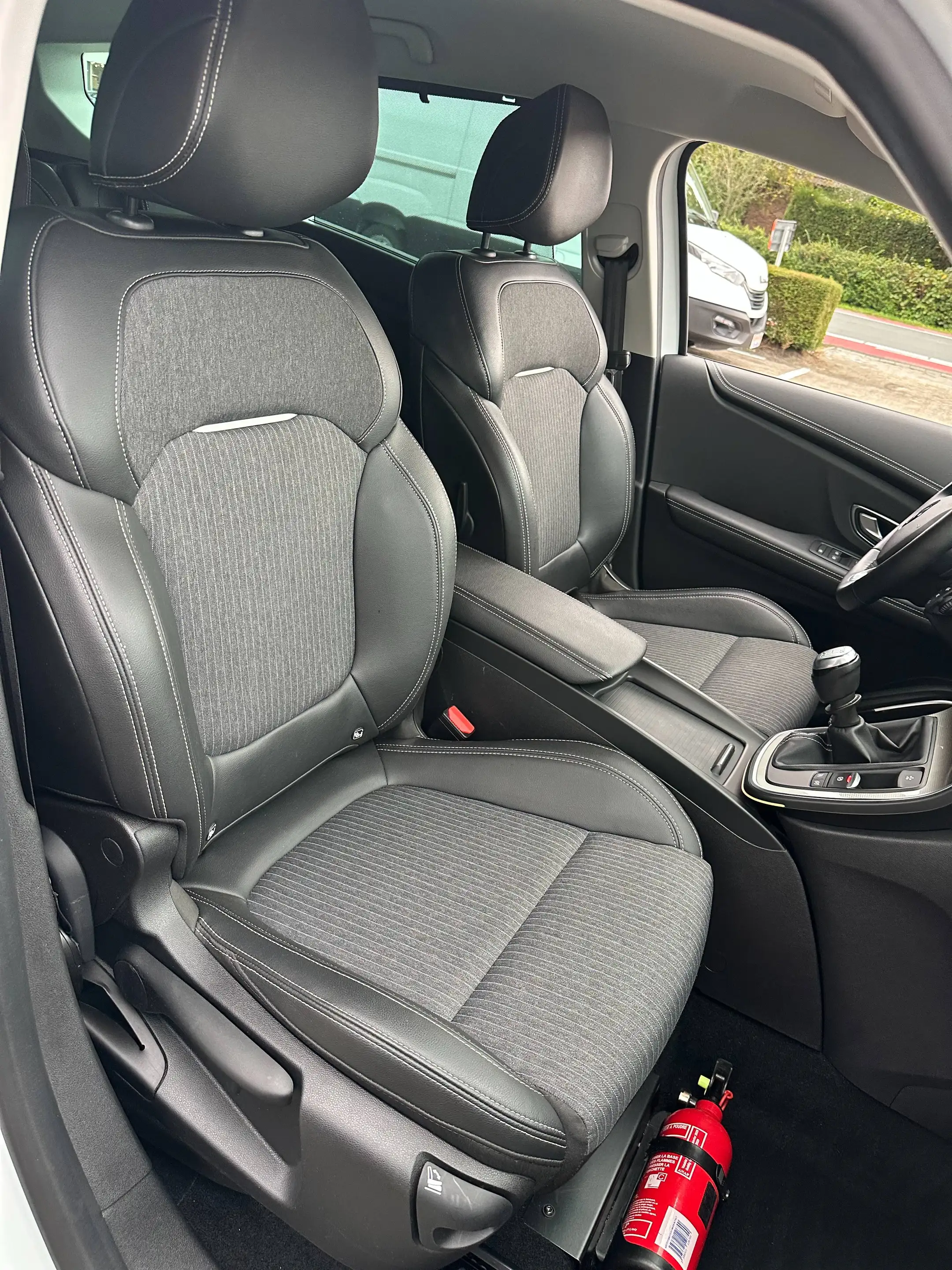 Renault Scenic Scenic 1.33 TCe Equilibre GPF — photo 8