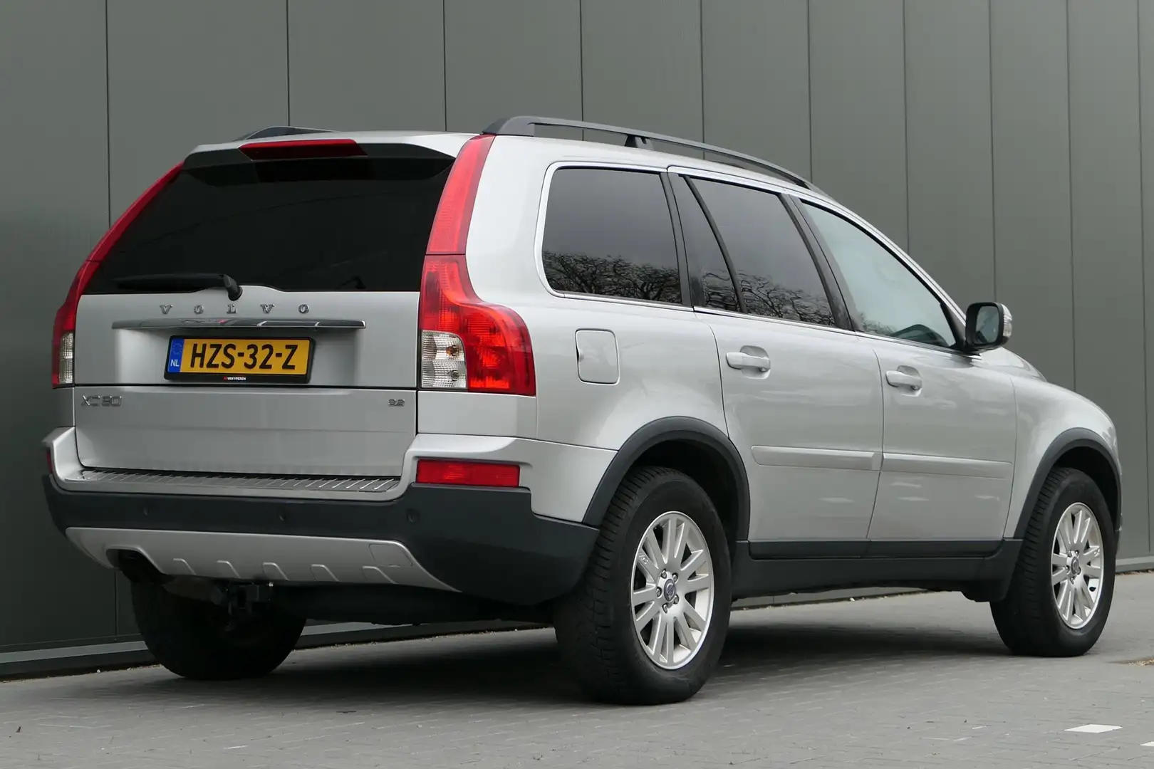 Volvo XC90 3.2 Kinetic LPG-G3 Youngtimer 7-persoons Schuifdak Gris - 2