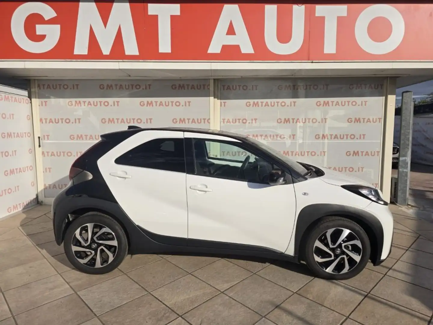 Toyota Aygo X 1.0 72 CV TREND AUTOMATICA Bianco - 2