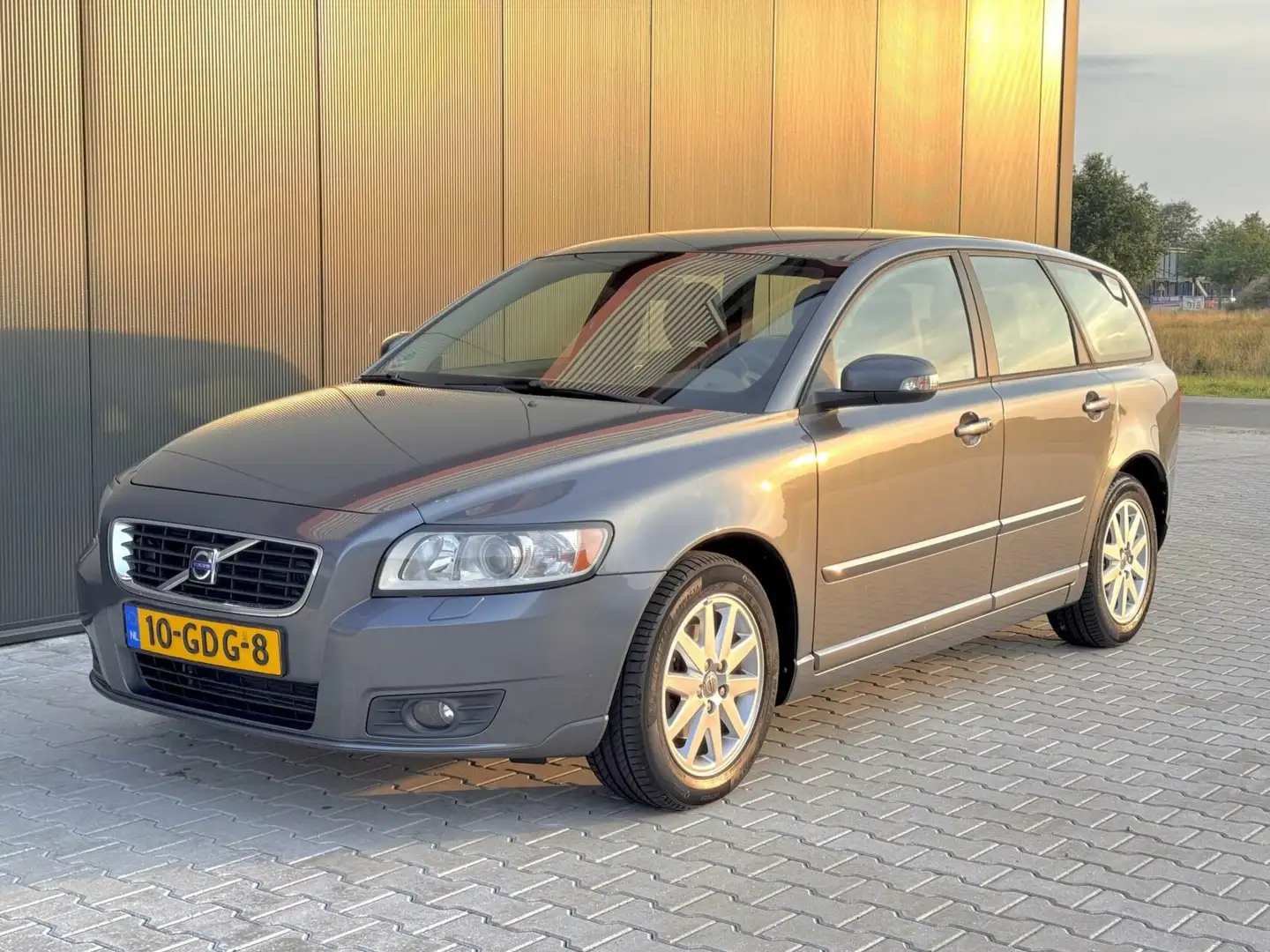 Volvo V50 2.0 Summum/Leder/High end audio/145PK/Facelift mod Grijs - 1