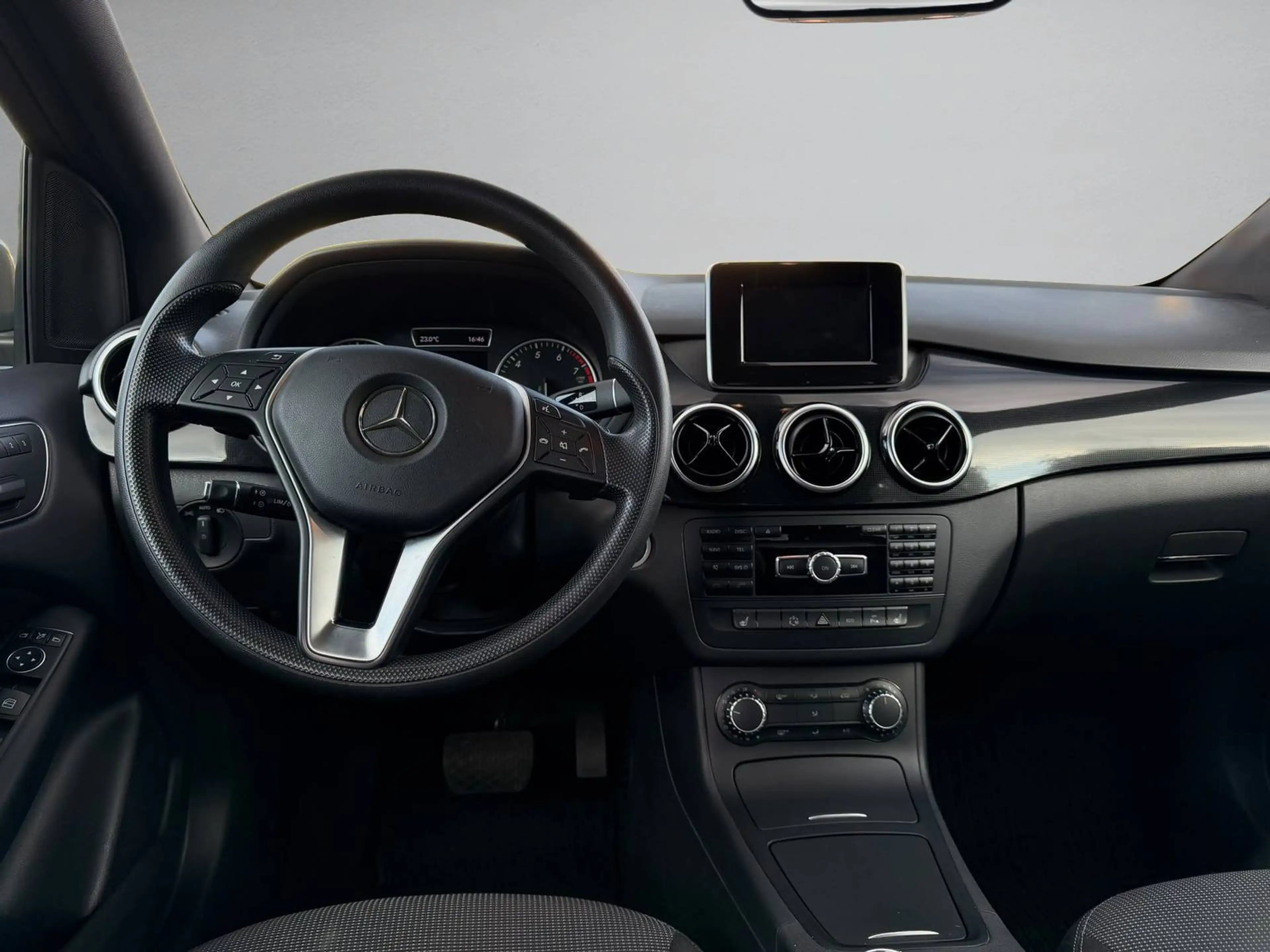 Mercedes-Benz B 220 B 220 4Matic PANO*AHK*SHZ*NAVI*TOTW*TEMPOMAT — photo 12