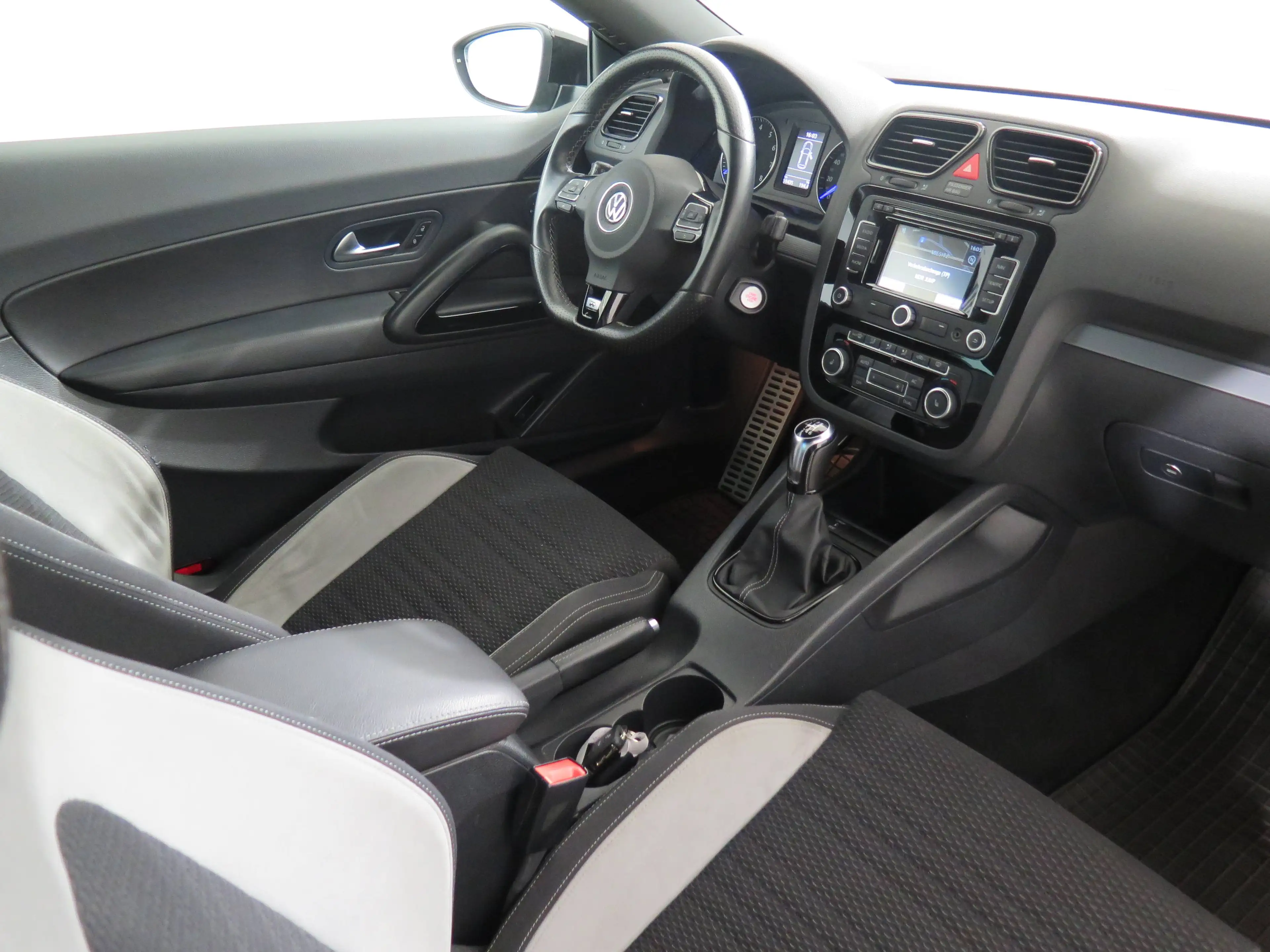 Volkswagen Scirocco 2.0 TSI 195 kW R — photo 10