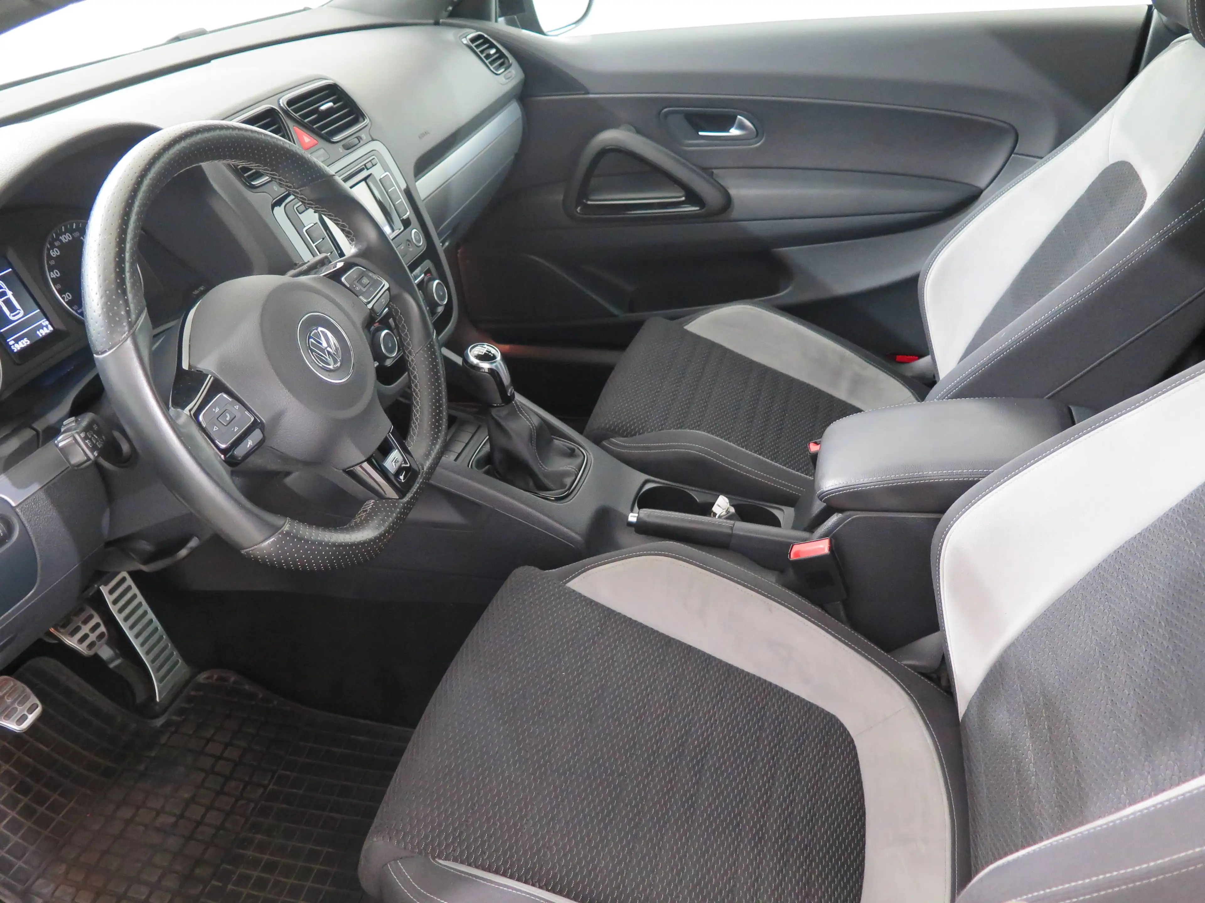 Volkswagen Scirocco 2.0 TSI 195 kW R — photo 9