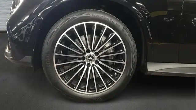 Mercedes-Benz 220 view 5