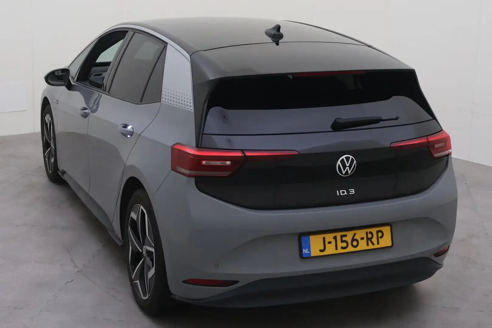 Volkswagen ID.3 First Plus 58 kWh / CAMERA/ LED/ GETINT GLAS/ NAVI Grijs - 2