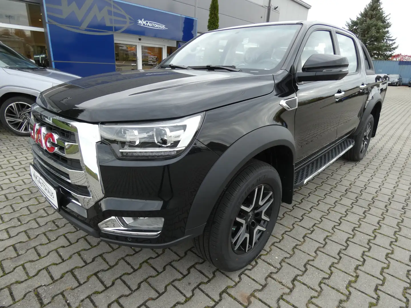 JAC 8 Pro Pick Up 2,4 MT 4x4 Benzin LKW-Zulassung Neu Schwarz - 1