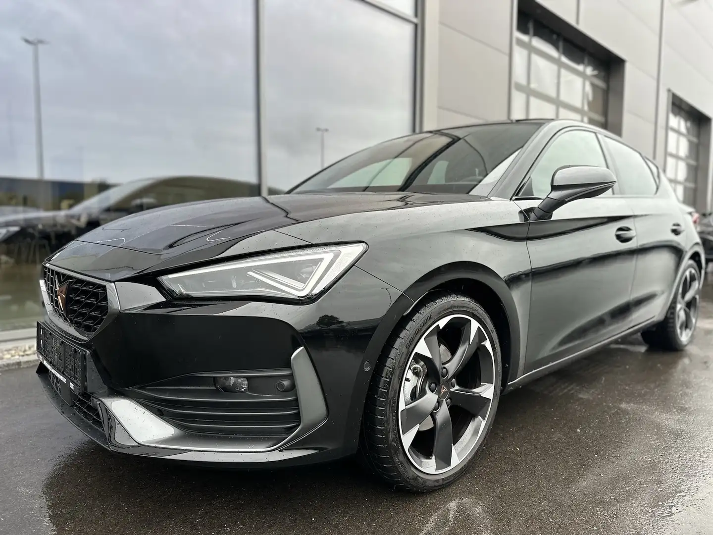 CUPRA Leon 1,5eTSI DSG Matrix Pano Navi Assist XL Schwarz - 2