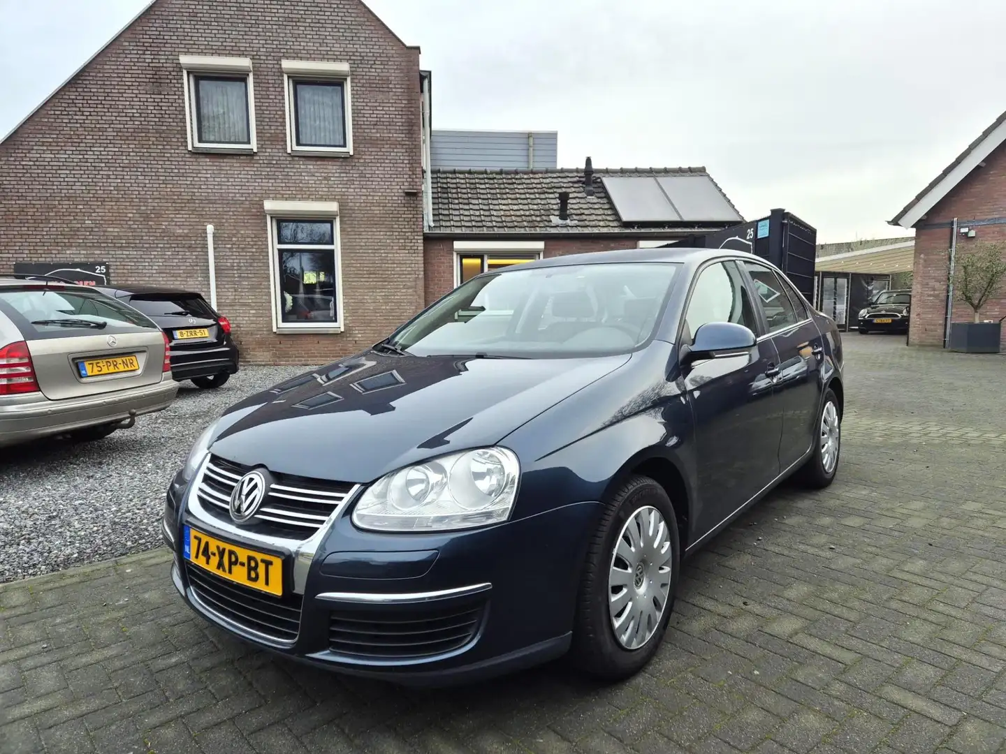 Volkswagen Jetta 1.6 Trendline Clima Cruise Grijs - 2