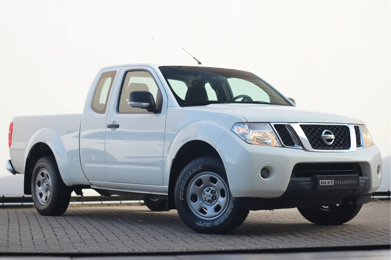 Nissan Navara 2.5 dCi XE King Cab | Orig. NL | NAP | 1e eig Wit - 2