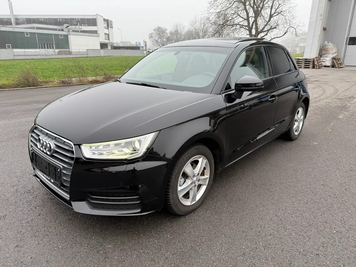 Audi A1 SB 1,0 TFSI Ultra S-tronic BOSE PANO Navi Schwarz - 1