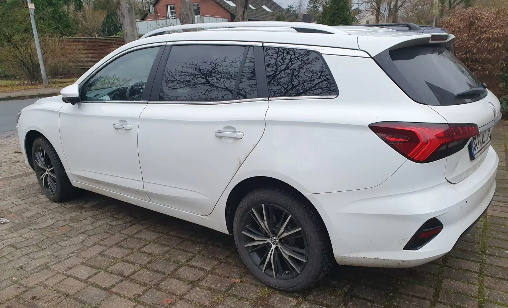 MG MG5 5 Standard Luxury White - 1