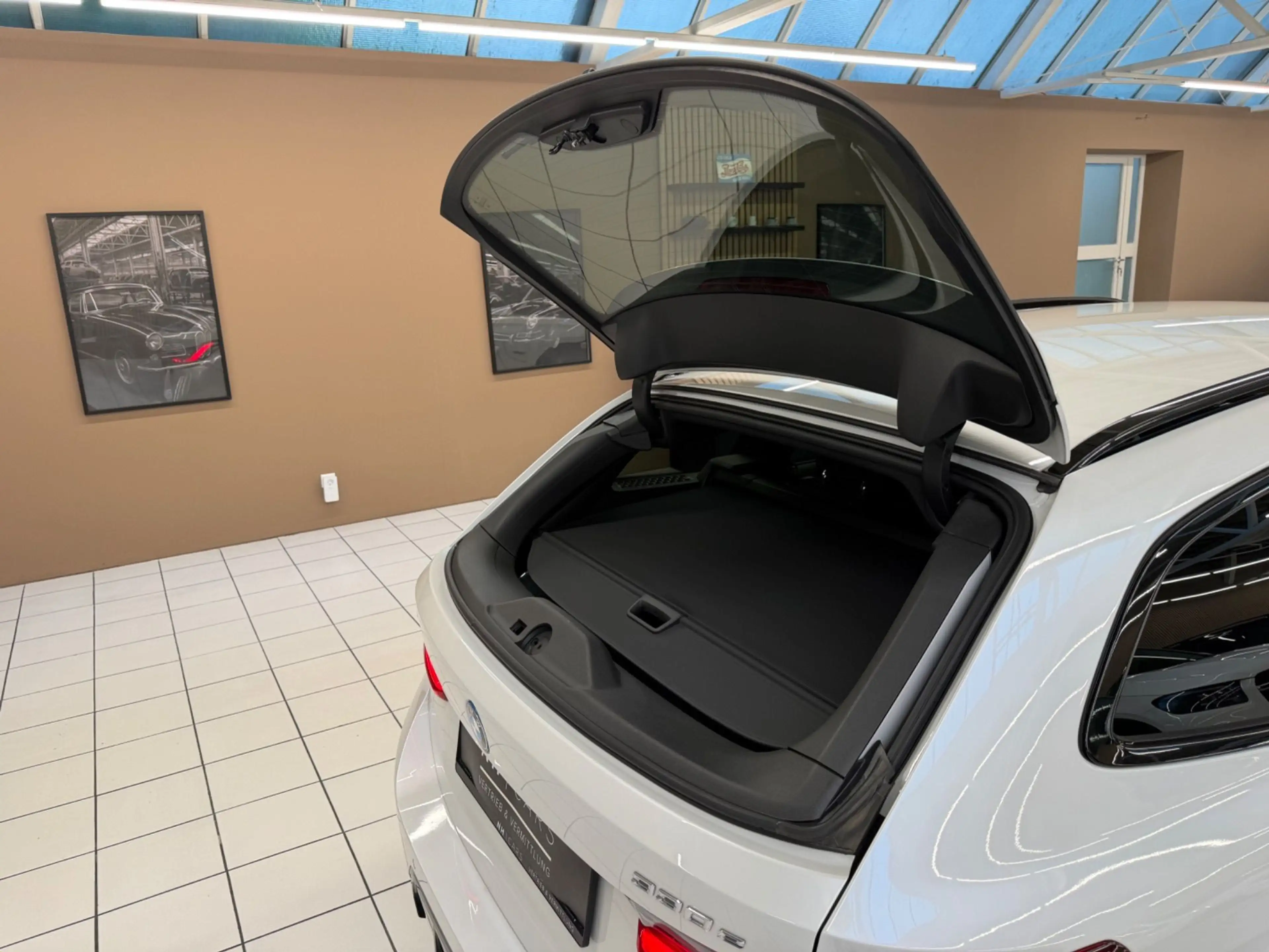 BMW 330 e PHEV xDrive Touring/DrivingAssist/Angängerkuppl — photo 11