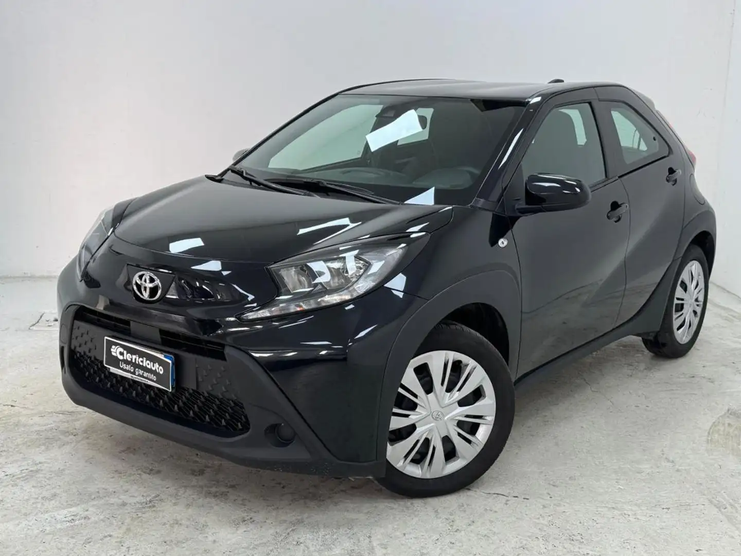 Toyota Aygo X 1.0 VVT-i 72 CV 5 porte Active S-CVT Nero - 1