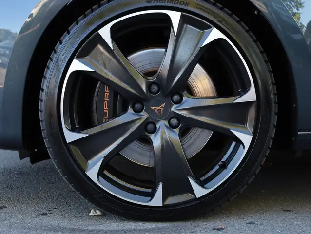 Cupra Leon view 3
