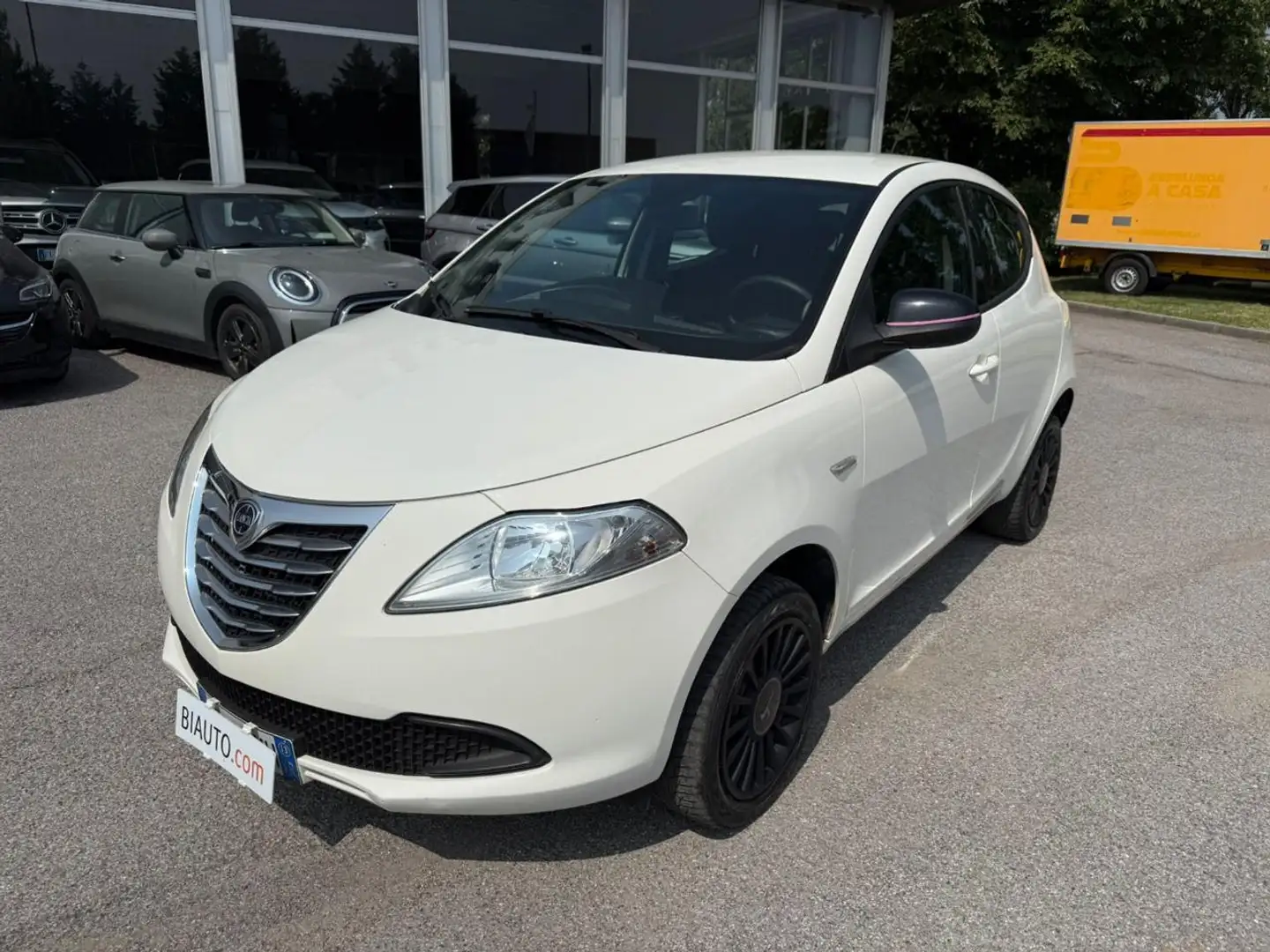 Lancia Ypsilon 0.9 TwinAir 85 CV 5 porte Metano Ecochic Weiß - 2