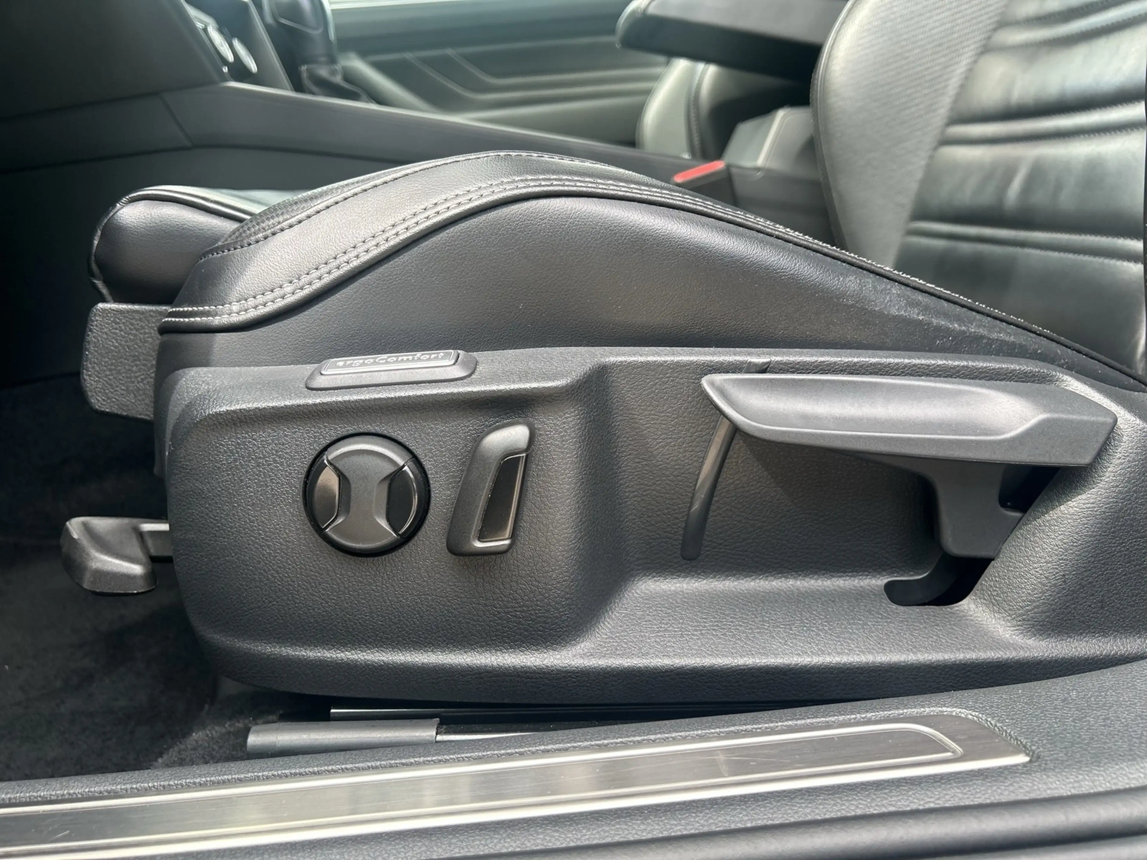 Volkswagen Passat Variant TDI Elegance DSG 4M Matrix Navi AID Leder ACC R... — photo 15